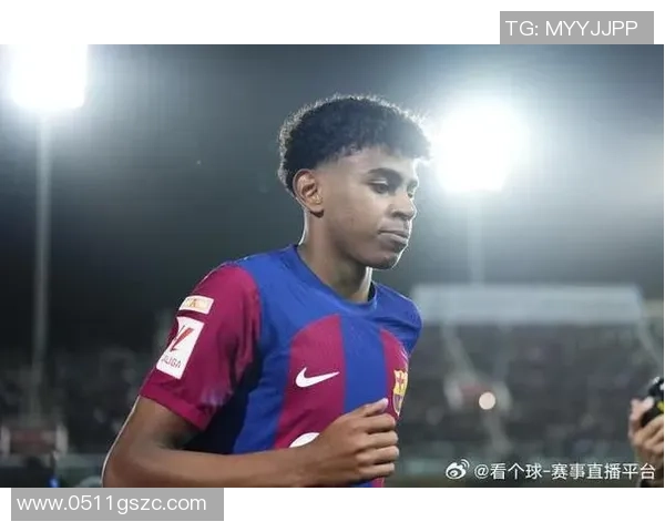 足球明星身着白色衣服展现独特风采引领时尚潮流