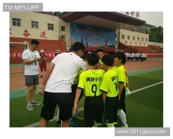 儿子与足球明星亲密合影展现梦想与偶像的完美瞬间